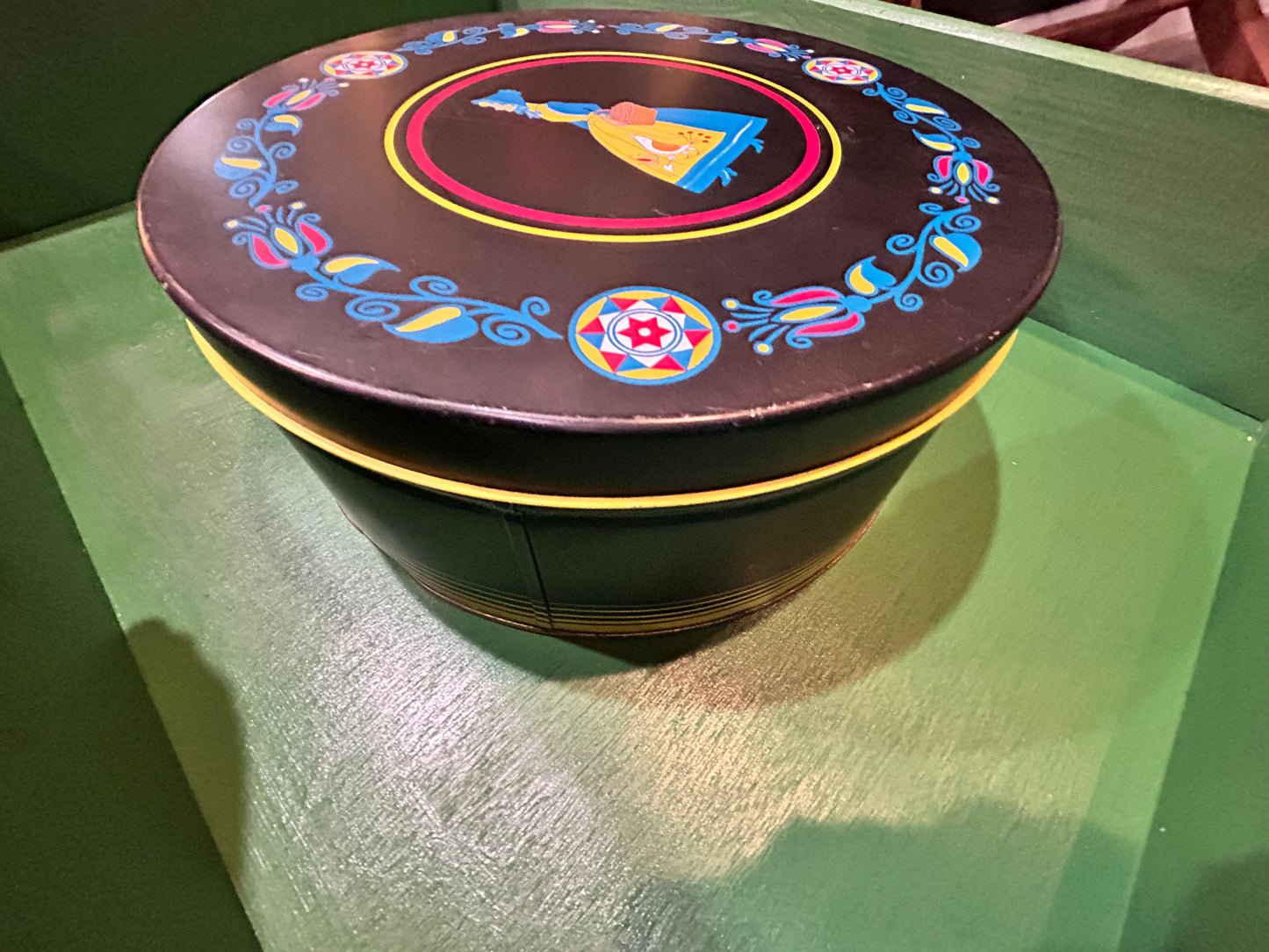 Vintage Quinlan’s Butter Pretzel Tin- Large