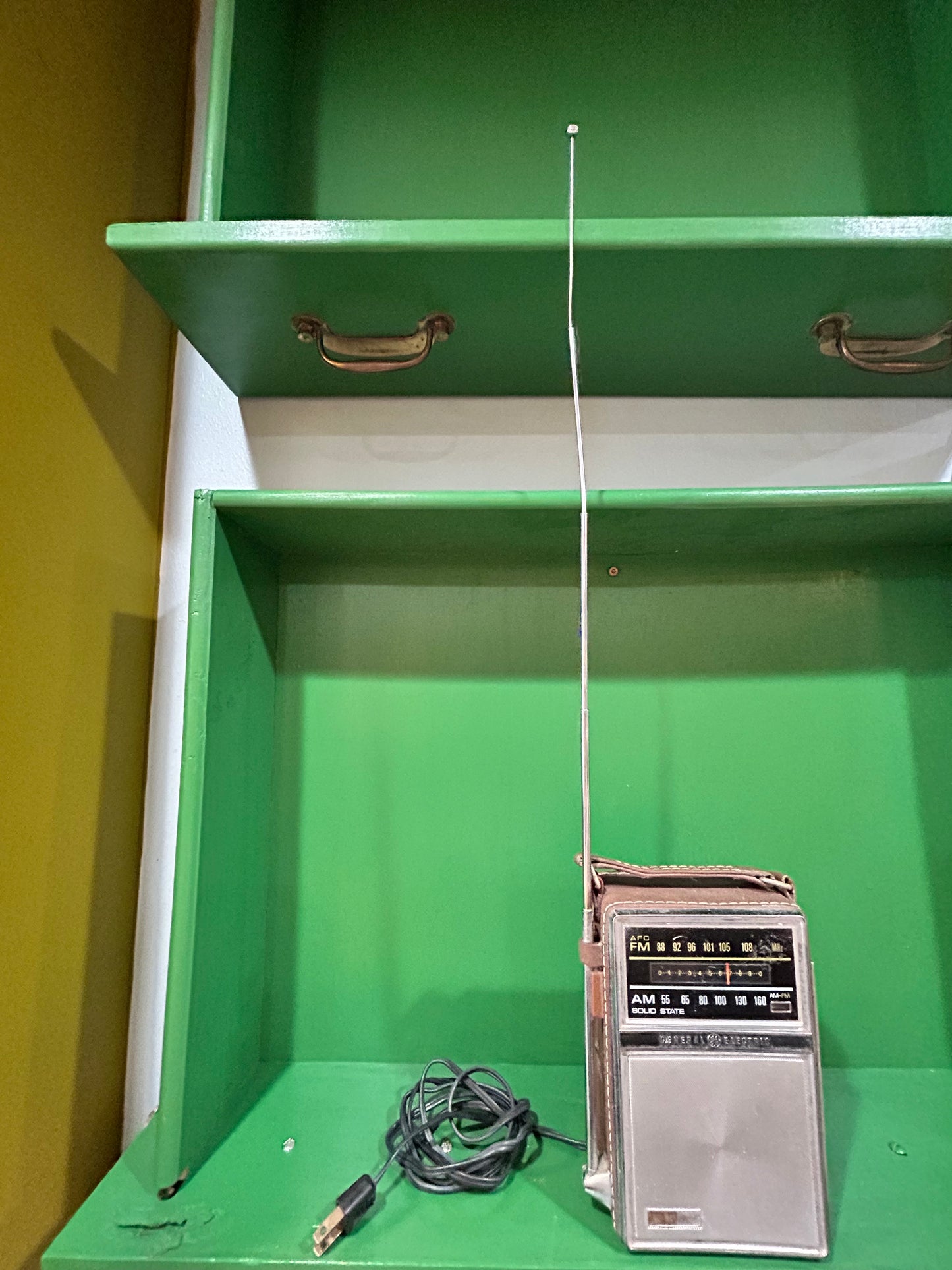 Vintage G.E. Portable Transistor Radio- Solid State AM/FM