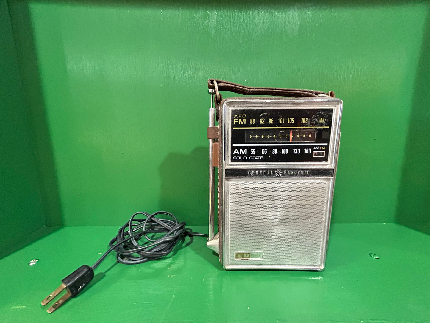 Vintage G.E. Portable Transistor Radio- Solid State AM/FM